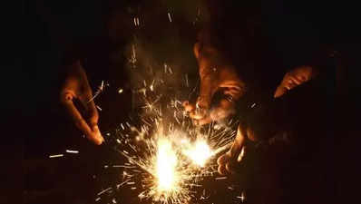 तेलंगाना में BRS कार्यकर्ता फोड़ रहे थे पटाखे, आग लगने से फटा सिलेंडर और फिर हुआ वो