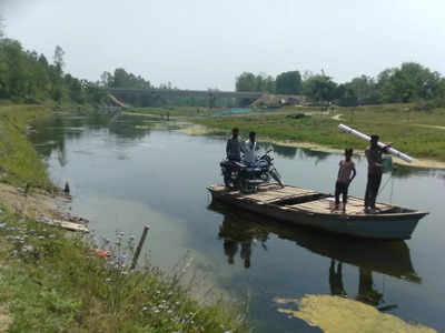 रामपुर में 9 करोड़ का पुल बन गया, फिर भी नाव से पार करनी पड़ती है नदी, आखिर क्यों है ये मजबूरी?