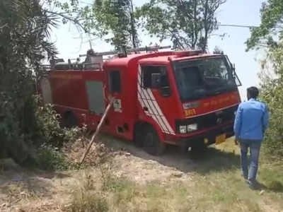 Basti Fire: गड्ढे में फंसी रही फायर ब्रिगेड की गाड़ी, किसानों की आंख के सामने राख होती रही गेहूं की खड़ी फसल