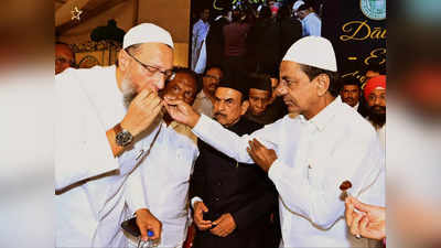 भारत को सही नेता, पार्टी का इंतजार... दावत-ए-इफ्तार में KCR ने असदुद्दीन ओवैसी को मीठा खिला केंद्र पर बोला हमला