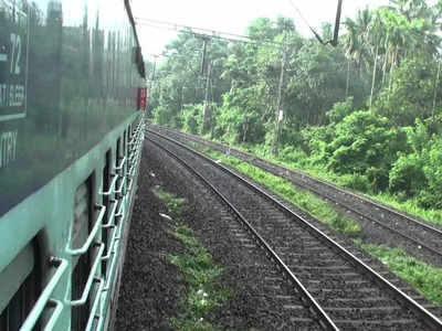 ട്രെയിനിൽ യുവതിയുടെ വായ് പൊത്തിപ്പിടിച്ച് സ്വര്‍ണമാല പൊട്ടിച്ചെടുത്തു; കവര്‍ച്ചക്കാര്‍ ഇറങ്ങിയോടി