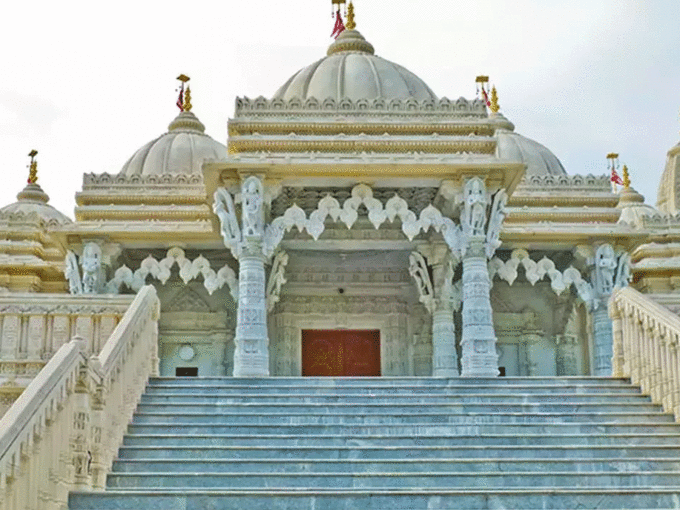 सपने में शिव मंदिर की सीढ़ियां चढ़ना