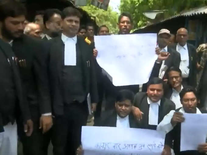 प्रयागराज कोर्ट के बाहर वकीलों का हंगामा और प्रदर्शन