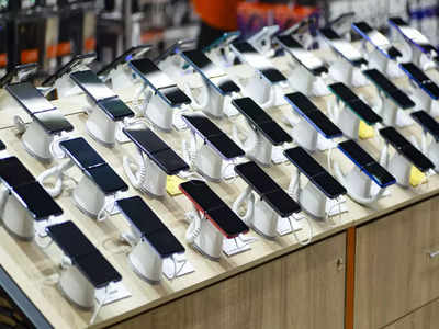 Smartphone: स्मार्टफोन यूज में ही नहीं एक्सपोर्ट में भी भारत बन रहा है हब 