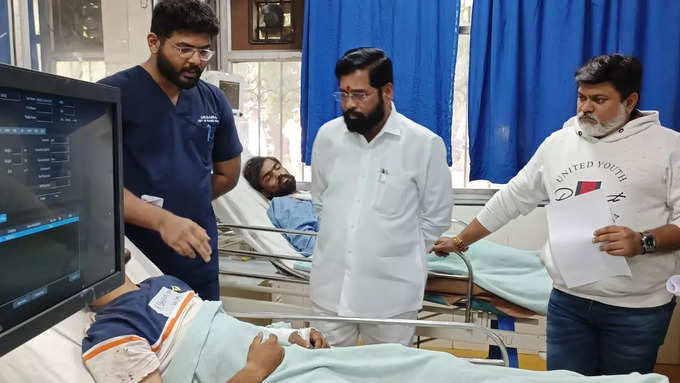 जुन्या पुणे - मुंबई महामार्गावर झालेल्या अपघातात जखमी झालेल्यांची विचारपूस करण्यासाठी मुख्यमंत्री एकनाथ शिंदे कामोठे येथील एमजीएम रुग्णालयात