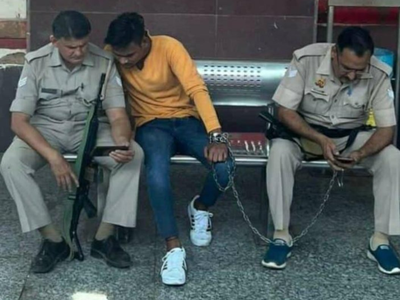 ‘गुन्हेगार फोनमध्ये IPL स्कोअर पाहतोय?’, पोलिसांच्या ‘या’ फोटोनं इंटरनेटवर घातलाय धुमाकूळ