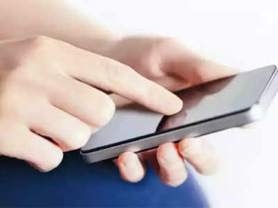 SmartPhone Care : मोबाईलची स्क्रीन घरच्या घरी कशी कराल साफ? सोप्या तीन स्टेप्सने चमकेल तुमचा स्मार्टफोन