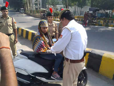Ghaziabad में बगैर हेलमेट रोज 2-3 हजार वाहनों के कट रहे चालान, ट्रैफिक सिग्नल पर भी नहीं मान रहे नियम