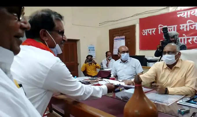 गोरखपुर में बीजेपी मेयर उम्‍मीदवार मंगलेश श्रीवास्‍तव ने किया नामांकन