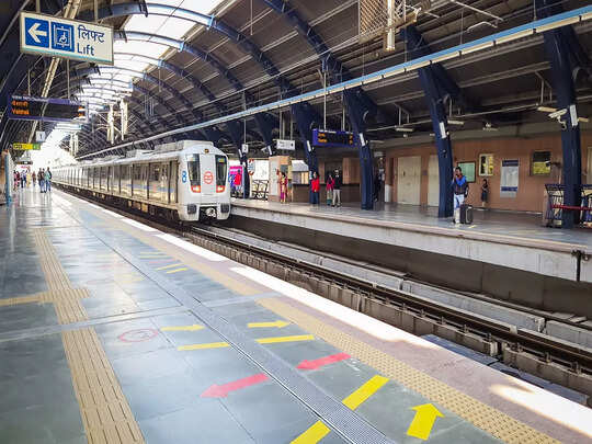 Delhi Metro के रंगों की कहानी: क्यों हर लाइन को मिला एक खास रंग, जानें पूरा सिस्टम 7 Delhi Metro Color Code: Blue, Pink, Yellow जैसे रंगों पर ही क्यों रखे हैं दिल्ली मेट्रो के नाम, कारण शायद आपको भी नहीं होगा पता