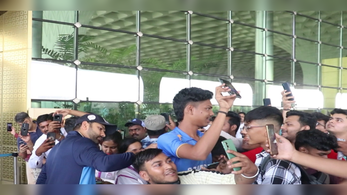 મુંબઈ એરપોર્ટ પર રોહિત શર્માએ ફેન્સ સાથે પડાવી સેલ્ફી, ટી-ર્શટ પર આપ્યા ઓટોગ્રાફ 