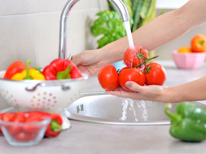 भाज्या व फळे स्वच्छ पाण्याने धुवा