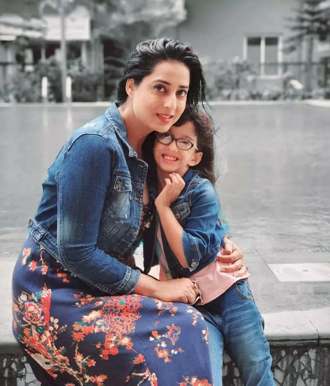 mahie gill with daughter