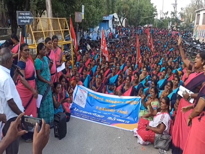 மாவட்ட ஆட்சியர் அலுவலகம் முன்பு அங்கன்வாடி ஊழியர்கள்  500-க்கும் மேற்பட்டோர் தர்ணாவில் ஈடுபட்டுள்ளனர்