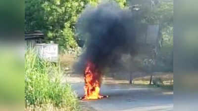 கடலூரில் இருசக்கர வாகனத்தை தீ வைத்துக் கொளுத்திய வாலிபர் - வீடியோ வைரல்