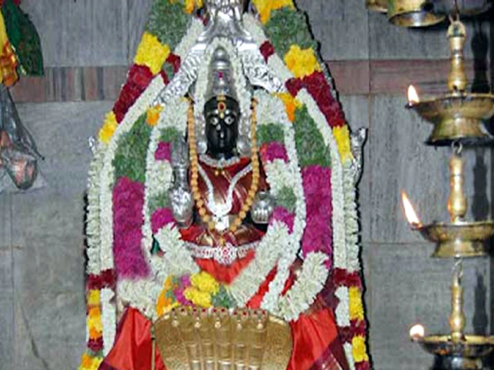 புகழ்பெற்ற வீரபாண்டி ஸ்ரீ கௌரி மாரியம்மன் திருக்கோவிலில் கம்பம் நடுதல் நிகழ்ச்சி நடைபெற்றது
