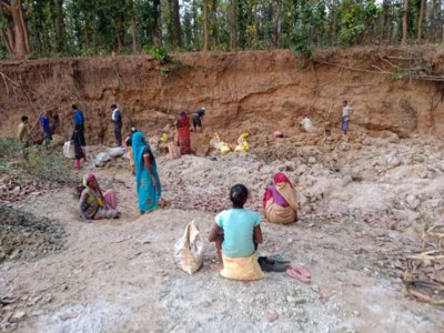 Chhattisgarh: खदान में खुदाई कर रहे लोगों पर गिरी मिट्टी, तीन महिलाओं समेत चार की मौत