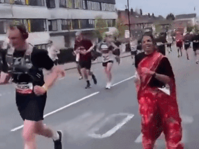 Marathon In Saree: ब्रिटेन में भारतीय महिला का संबलपुरी साड़ी में मैराथन, 4 घंटे 50 मिनट में 42 किमी तक लगाई दौड़