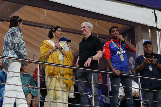 dc vs kkr apple ceo tim cook enjoy ipl match along with bollywood actress  sonam kapoor-आईपीएल का मजा लेने पहुंचे Apple के CEO टिम कुक, साथ में  बॉलीवुड की हसीना भी
