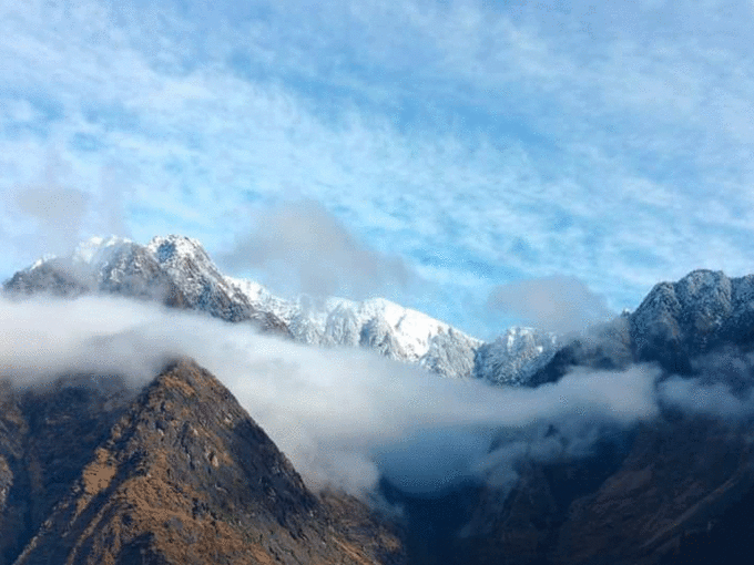 बादलों के बीच इस पहाड़ की खूबसूरती तो देखिए 