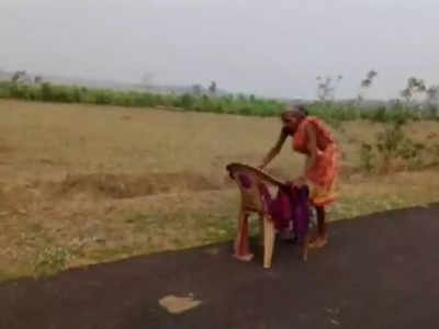 പെന്‍ഷനു വേണ്ടി നഗ്നപാദയായി കസേരയില്‍ താങ്ങി 70കാരി നടന്നത് കിലോമീറ്ററുകളോളം; വീഡിയോ