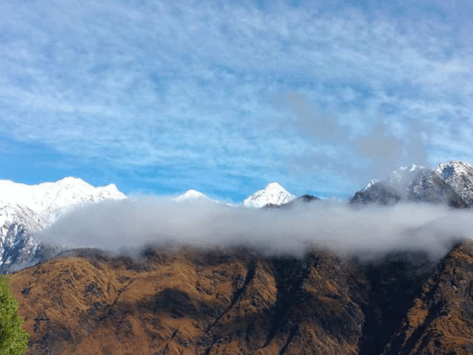 नीचे चमकता पहाड़, ऊपर नीला आसमान, मन मोहने वाली तस्‍वीर 