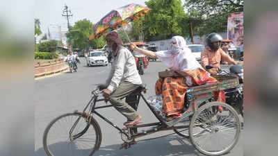 चिलचिलाती धूप में रिक्शा चला रहा था शख्स, पीछे सवार महिला ने अपने छाते से दी छांव, फोटो ने दिल जीत लिया