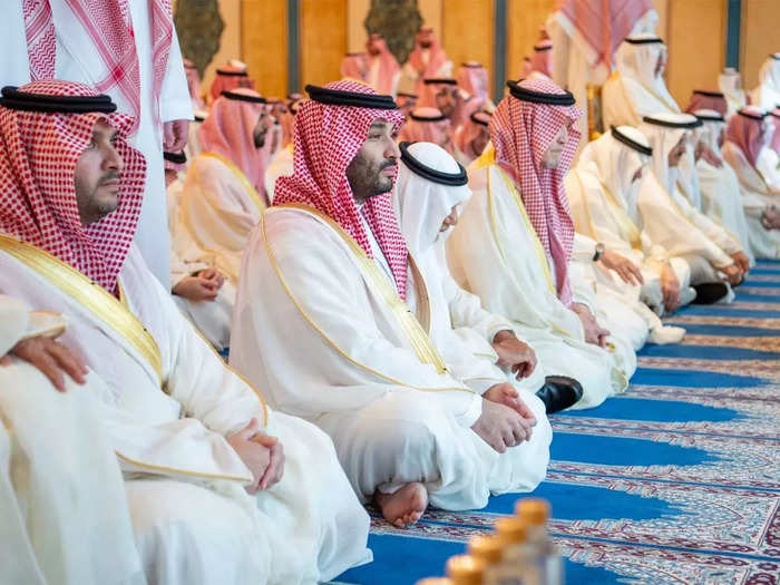 HRH Crown Prince performs Eid Al-Fitr prayer with worshippers at Grand Mosque.