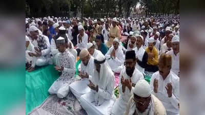 Eid 2023: रांची में ईदगाह में भीड़ बढ़ने के कारण सड़क पर नमाज अदा, राहगीरों ने नमाजियों को किया सहयोग, देखिए तस्वीरें