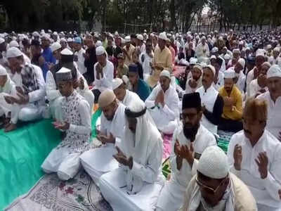 Eid 2023: रांची में ईदगाह में भीड़ बढ़ने के कारण सड़क पर नमाज अदा, राहगीरों ने नमाजियों को किया सहयोग, देखिए तस्वीरें