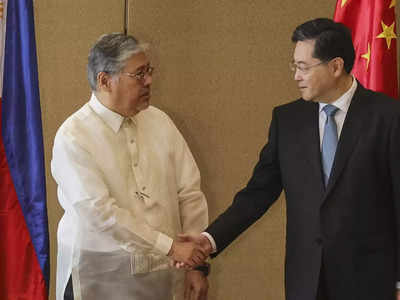 Philippines China: अमेरिका और फिलीपींस की करीबी देख टेंशन में आया ड्रैगन, बात करने पहुंचे चीन के विदेश मंत्री 
