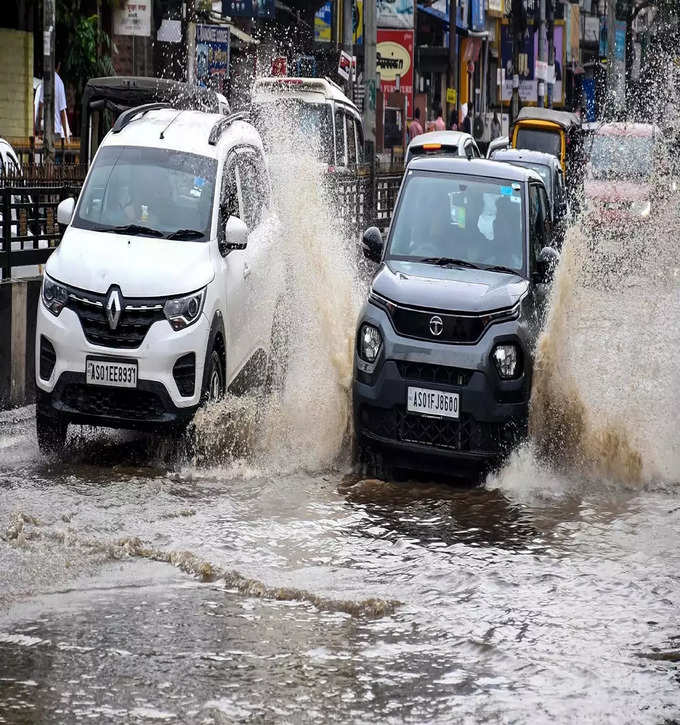 कुछ जगह तेज बारिश 