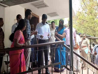 திருச்சி: மக்கள் குறை தீர்ப்பு கூட்டத்தில் போதிய வசதி உள்ளதா என ஆட்சியர் திடீர் ஆய்வு