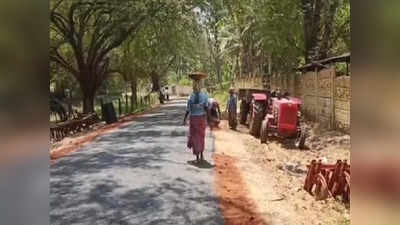 பெரியகுளம் கீழ வடகரை ஊராட்சியில் ரூ. 1 கோடிக்கு மேல் நடைபெறும் சாலை பணி - தரமற்ற சாலை அமைத்ததாக கூறி விவசாயிகள் குற்றச்சாட்டு