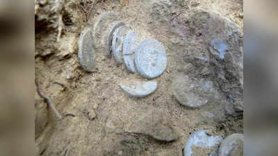 जंगल में दबा मिला 2000 साल पुराना खजाना, लाखों में बताई जा रही है इन सिक्कों की कीमत