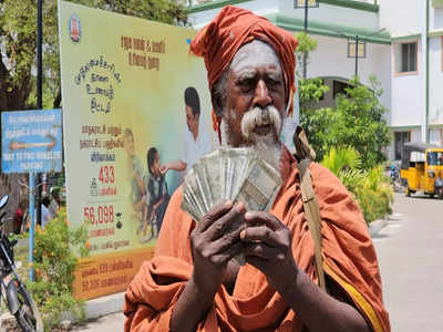 கோவையில் யாசகமாக பெற்ற பத்தாயிரத்தை முதல்வர் நிவாரண நிதிக்கு வழங்கிய யாசகர்; 35 மாவட்ட ஆட்சியர்களை சந்தித்து நிதியுதவி.. யார் இந்த கொடை வள்ளல்?