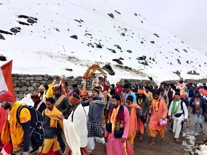 कंपकंपाती ठंड में भी श्रद्धा और उल्लास का माहौल