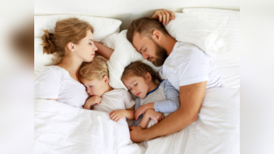 कोणत्या वयानंतर मुलांपासून पालकांनी वेगळे झोपावे, का ते घ्या जाणून