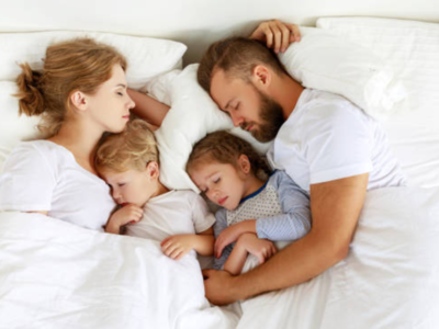 कोणत्या वयानंतर मुलांपासून पालकांनी वेगळे झोपावे, का ते घ्या जाणून