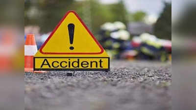 Delhi Road Accident: कार की बोनट में फंसा रिक्शा चालक, कई मीटर तक घसीटा, लोगों ने ऐसे बचाई जान