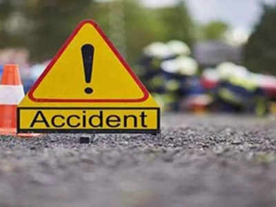 Delhi Road Accident: कार की बोनट में फंसा रिक्शा चालक, कई मीटर तक घसीटा, लोगों ने ऐसे बचाई जान
