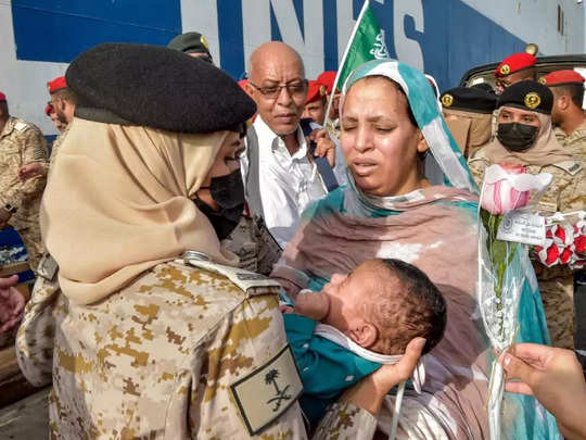 सूडान में युद्ध के बीच सऊदी महिला सैनिकों की तस्वीरें हो रही वायरल, कर रहीं..-Amidst the war in Sudan, pictures of Saudi women soldiers are going viral, doing ..