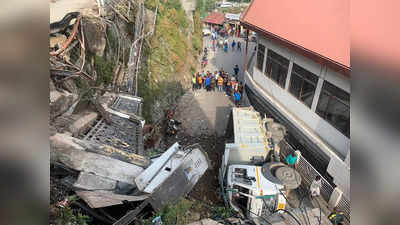 Mussoorie News: मसूरी में धंसी माल रोड, डंपर नीचे आकर गिरा, ड्राइवर की मौत