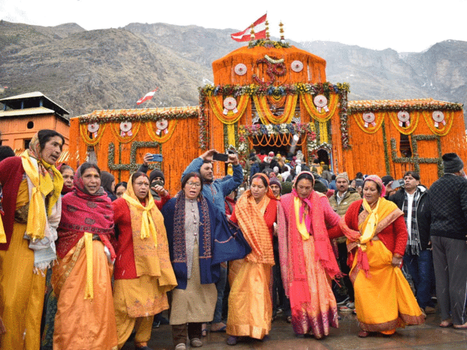 भक्ति धुनों पर झूमतीं नजर आईं महिलाएं