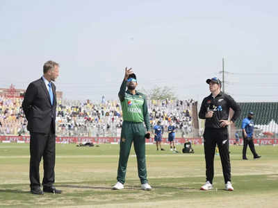 PAK vs NZ, 1st ODI: पाकिस्तान और न्यूजीलैंड के बीच जारी है घमासान, देखे मैच का लाइव स्कोरकार्ड