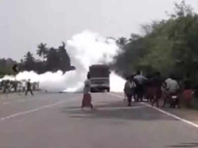 പാലക്കാട് വാളയാറിനടുത്ത് ടാങ്ക‍ർ ലോറി അപകടം, വൻ തോതിൽ വാതക ചോ‍ർച്ച