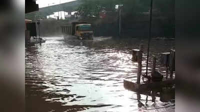 കളമശേരിയിൽ റോഡ് വെള്ളത്തിൽ മുങ്ങി; ഗതാഗതം തടസപ്പെട്ടു