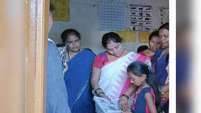 Karnataka Elections 2023: ಬಿಜೆಪಿ ಅಭ್ಯರ್ಥಿ ಕೆ ಪೂರ್ಣಿಮಾಗೆ ಪಾದ ತೊಳೆದು, ಈಡುಗಾಯಿ ಒಡೆದು ಸ್ವಾಗತಿಸಿದ ಗ್ರಾಮಸ್ಥರು
