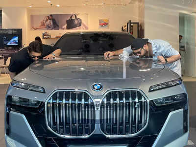 Shekhar Suman New Car:  शेखर सुमन ने वाइफ को गिफ्ट की 2.4 करोड़ की चमचमाती BMW कार, सालगिरह पर जमकर मनाया जश्न