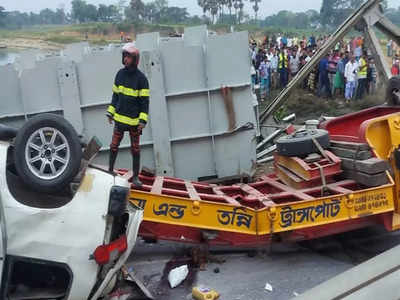 Bangladesh News : সেতু ভেঙে নদীতে! ৩০ কোটির ক্ষতি উল্লেখ করে চালকের মামলা দায়ের